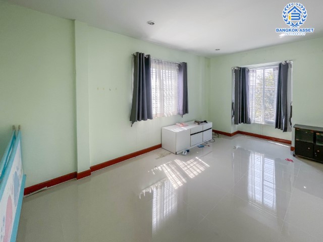 *****ทาวน์เฮ้าส์มือสองย่านนนทบุรี ม.บัวทองพาร์ควิลล์12 กาญจนาภิเษก หลังมุม! เนื้อที่เยอะถึง 37.7 ตร.ว. ฟังก์ชัน 3 ห้องนอน 2 ห้องน้ำ 1 ที่จอดรถ บ้านสภาพเหมือนใหม่  บนทำเลเดินทางสะดวก ใกล้เซ็นทรัลเวสต์เกต เพียง 5 นาทีก็ถึงรถไฟฟ้าสายสีม่วง "สถานีบางพลู"